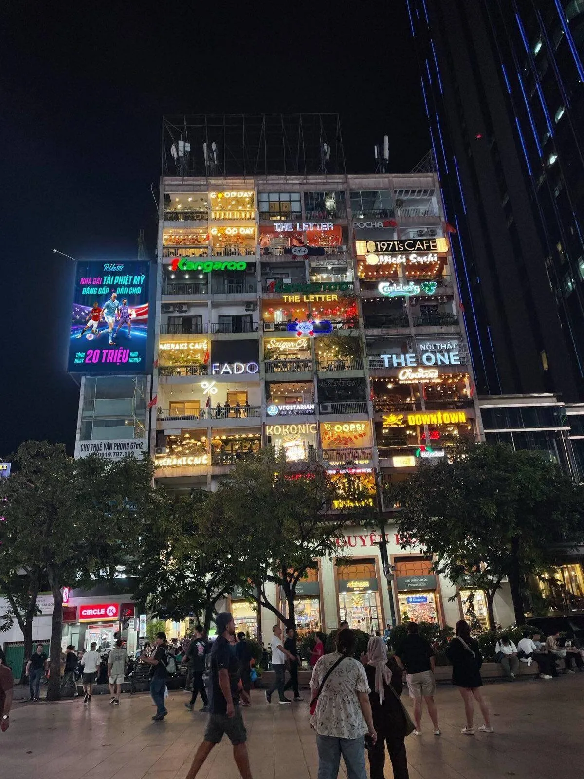 Billboard Rik88 tại khu phố đi bộ đang gây chú ý: quảng cáo thực tế hay chỉ là hình ảnh được tạo dựng?