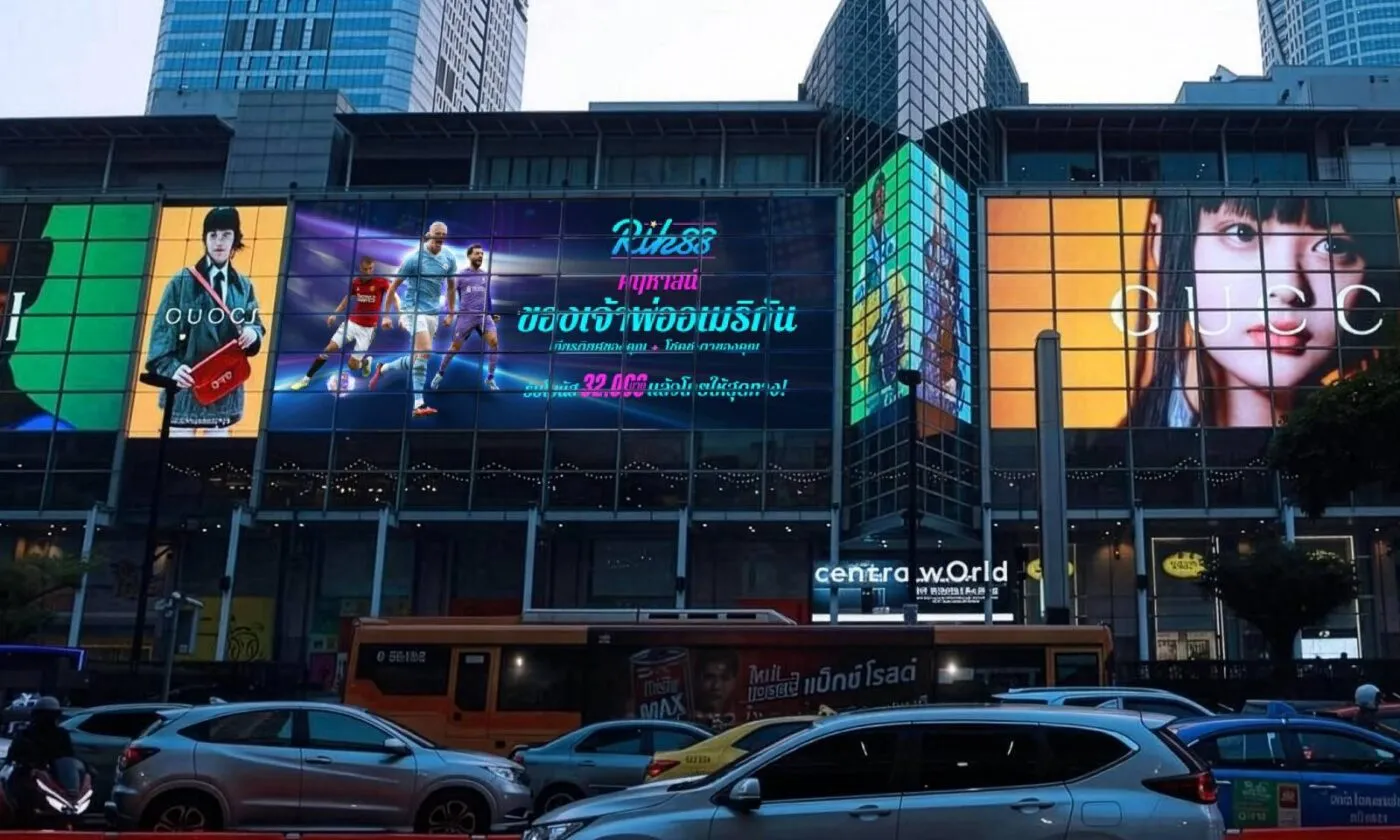 Billboard Rik88 xuất hiện tại Central World (Bangkok) khiến nhiều người không khỏi đặt câu hỏi: quảng cáo thật hay chỉ là hình ảnh dựng để tạo hiệu ứng?